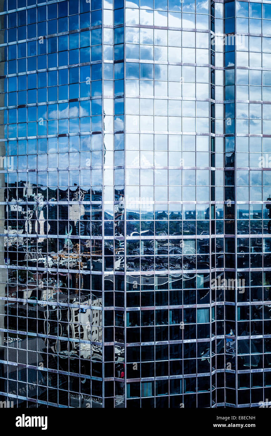 Editoriale di Agosto 07 2014, Montreal, Quebec, Canada. Vista dal diciassettesimo piano del centro cittadino di Montreal grattacieli e texture reflec Foto Stock