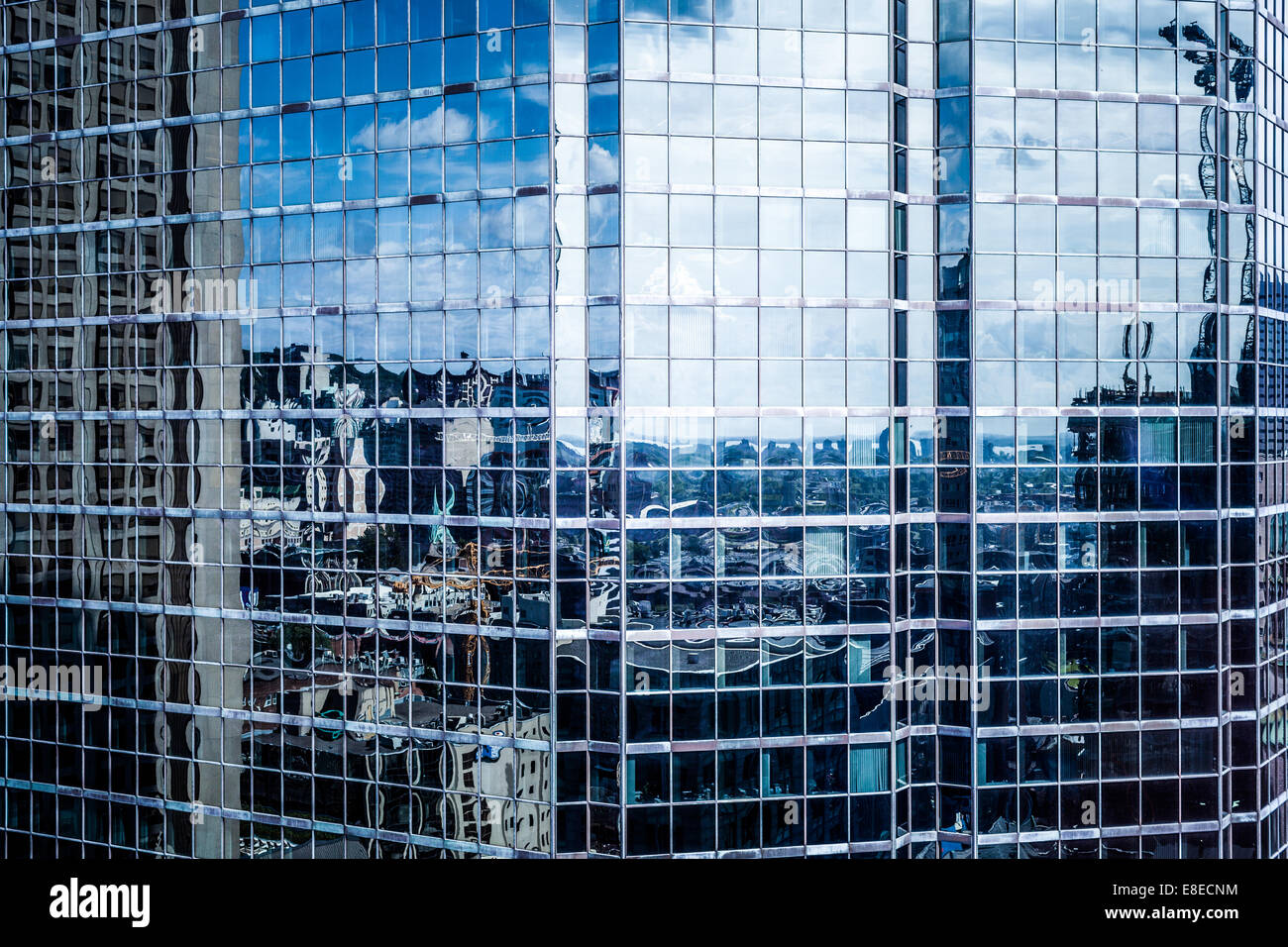 Editoriale di Agosto 07 2014, Montreal, Quebec, Canada. Vista dal diciassettesimo piano del centro cittadino di Montreal grattacieli e texture reflec Foto Stock