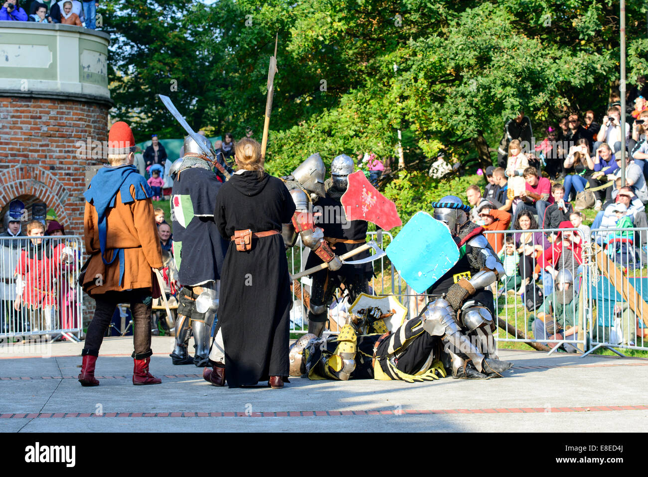 Gli appassionati dei vecchi cavalieri mostrano i loro costumi e le competenze in un duello presso il Centro Culturale "castello" - Lesnica a Wroclaw in Polonia Foto Stock