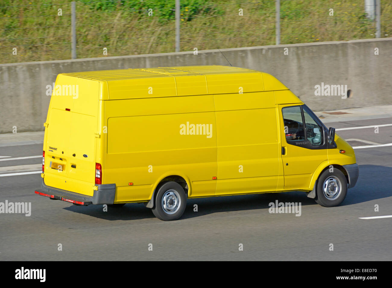 Pulire senza contrassegno giallo Ford Transit T350 van percorrendo l  autostrada Foto stock - Alamy