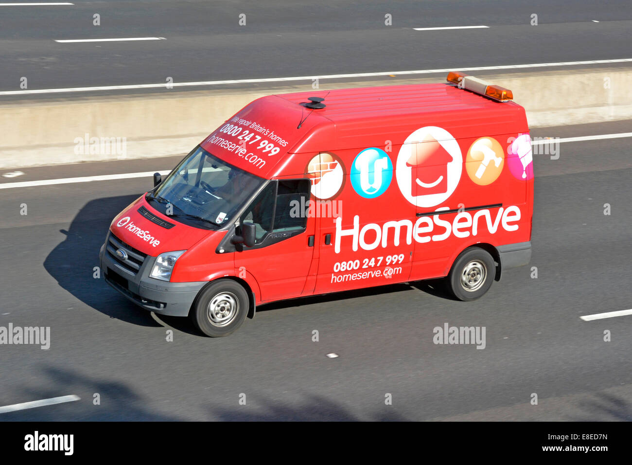 Homeserve risposta rosso van per domestici di riparazione di emergenza servizi coprono da assicurazioni percorrendo l autostrada M25, Essex England Regno Unito Foto Stock