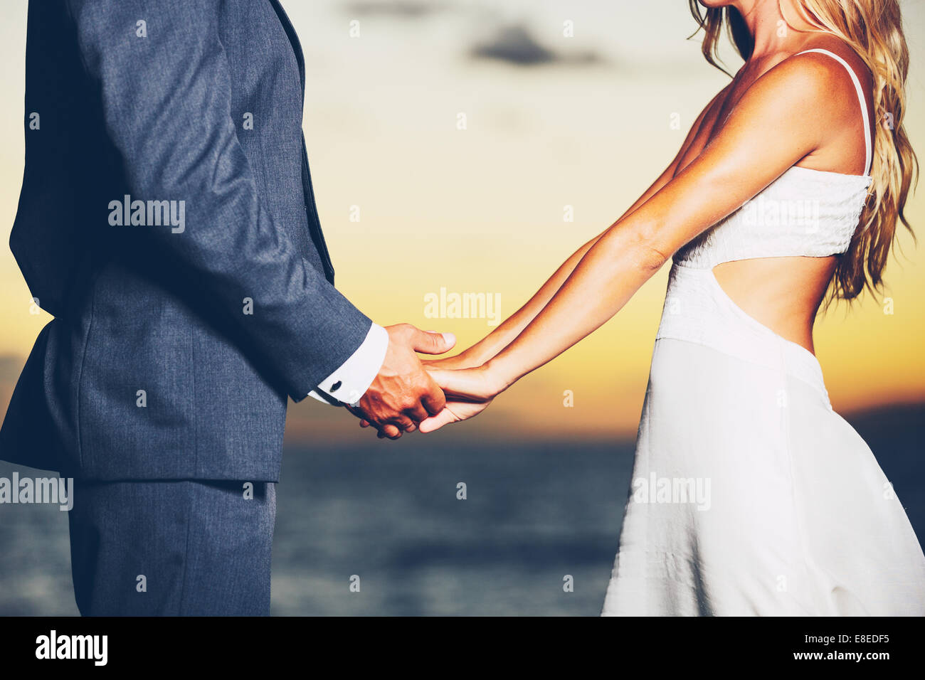 Nozze. Sposa e lo Sposo appena sposato tenendo le mani. Foto Stock