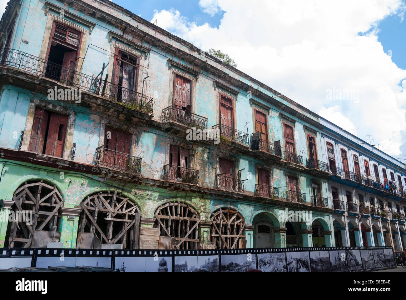 Un fatiscente fila di edifici di appartamenti di cui alcuni sono ancora occupate su una strada vicino alla capitale di edificio in Havana Cuba Foto Stock