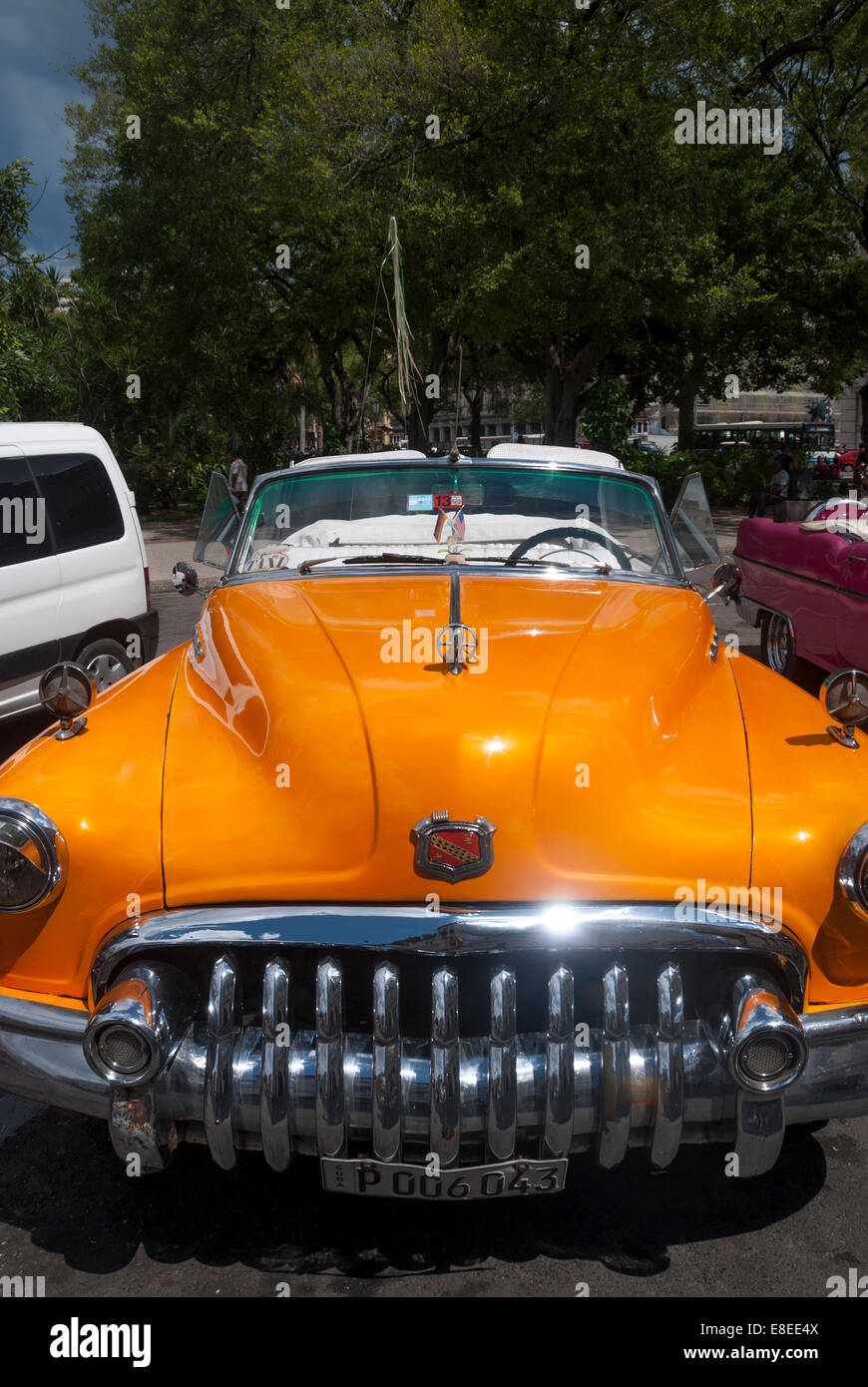 Una classica antica vettura americana che serve come un taxi e tour servizio in Havana Cuba Foto Stock