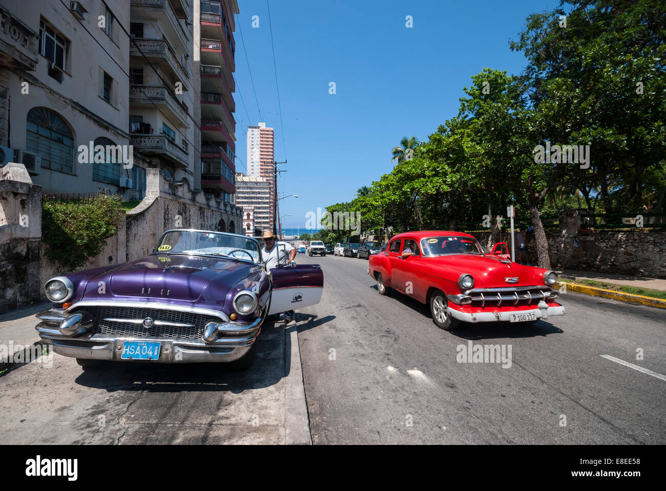 Classic American cars servire come taxi su Calle o al di fuori del Hotel Nacional nel centro di Havana Cuba Foto Stock
