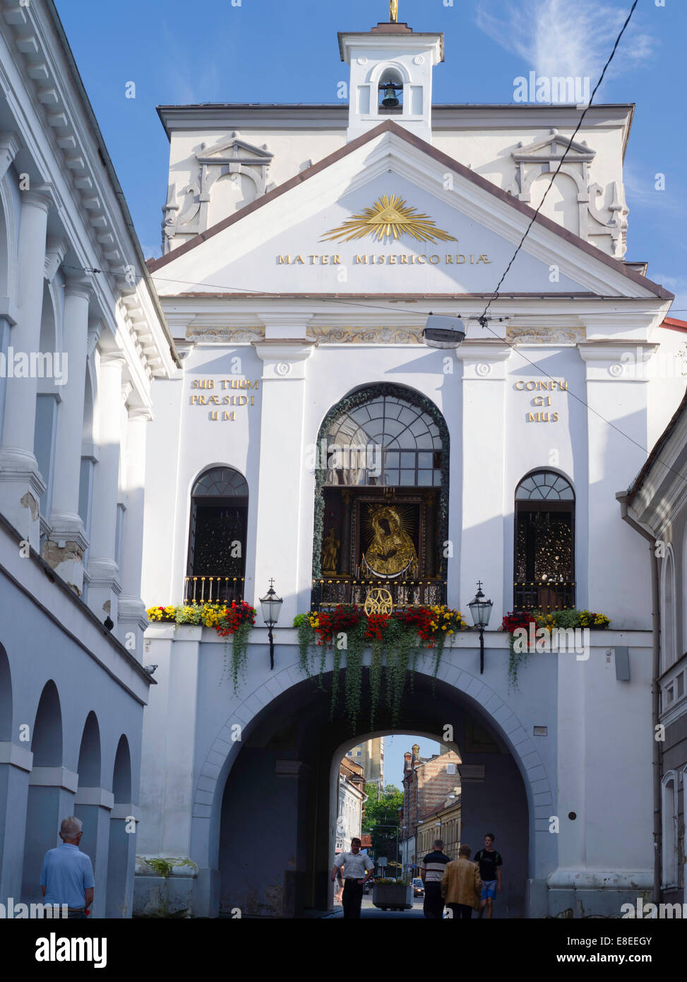 Vista ravvicinata di Aušros Vartai guardando verso sud lungo Aušros Varte Gatve, Vilnius, Lituania, nel tardo pomeriggio. Foto Stock