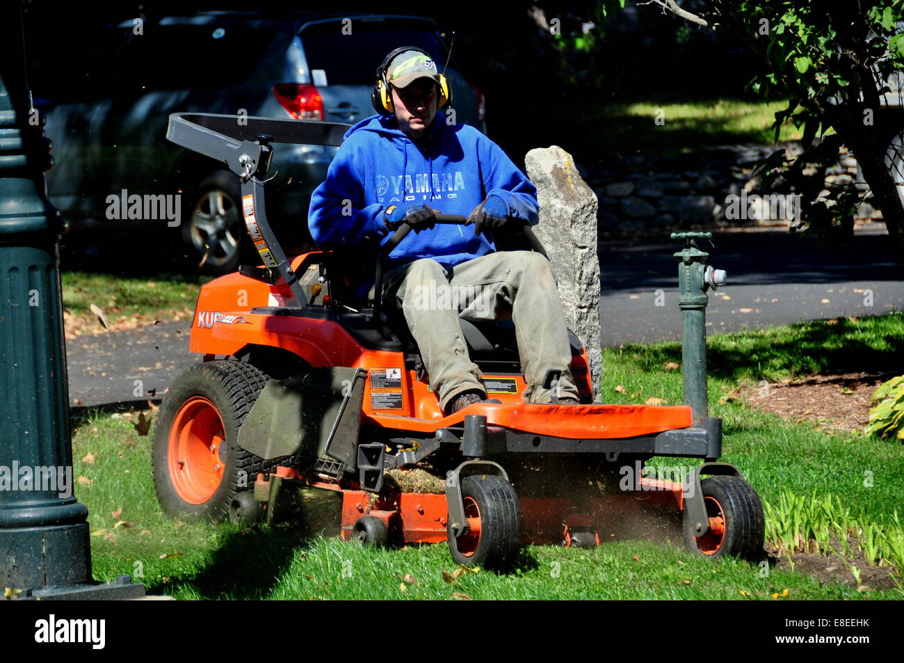 Grafton, Vermont: l uomo a cavallo di un motorizzato di tosaerba lavorando su un prato Foto Stock