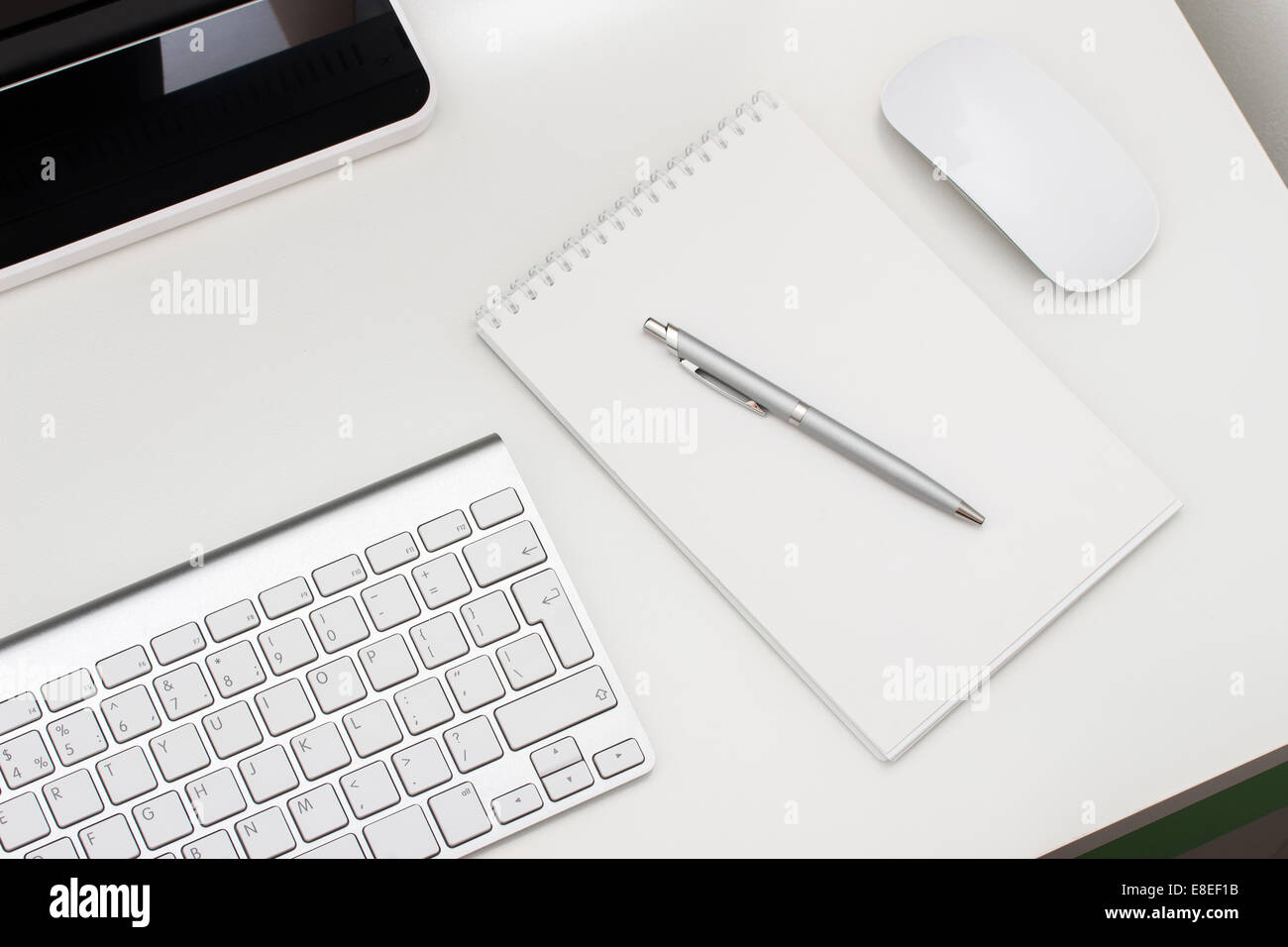 Il luogo di lavoro con il blocco note e tastiera e mouse Foto Stock