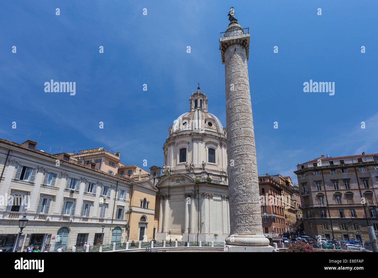 Colonna di Traiano (Colonna Traiana) e la Chiesa del Santissimo Nome di Maria al Foro Traiano, Roma, Italia Foto Stock