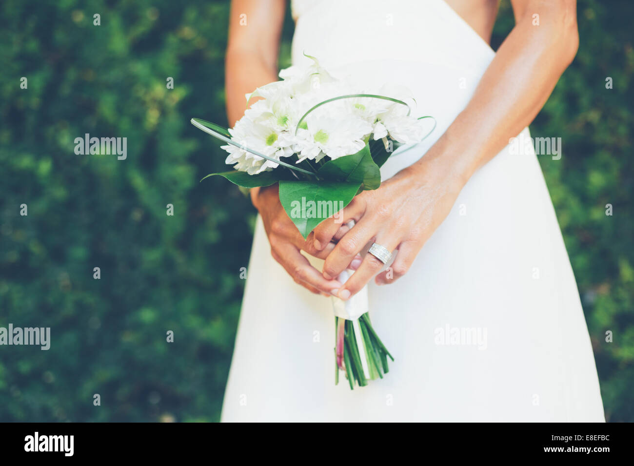 Bella Sposa con bouquet di nozze, Close up dettaglio. Soft focus, profondità di campo. Foto Stock