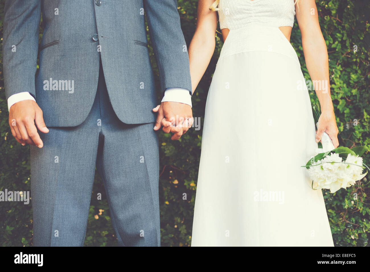 Coppie in viaggio di nozze, la sposa e lo Sposo tenendo le mani Foto Stock