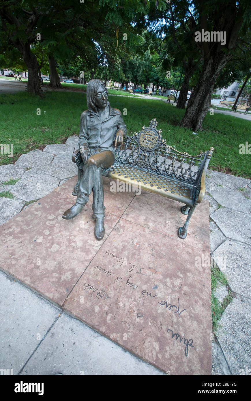 Una statua di bronzo di Beatle John Lennon seduto su una panchina di John Lennon park (precedentemente conosciuto come Parque Menocal) in Havana Cuba Foto Stock