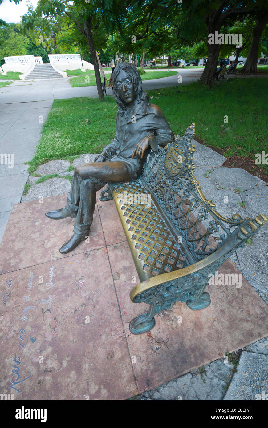 Una statua di bronzo di Beatle John Lennon seduto su una panchina di John Lennon park (precedentemente conosciuto come Parque Menocal) in Havana Cuba Foto Stock
