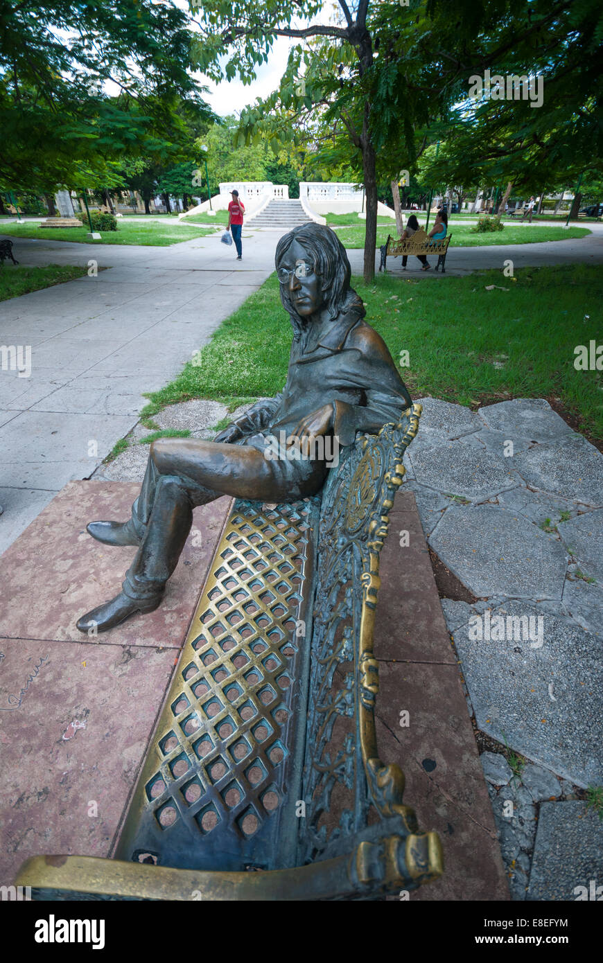 Una statua di bronzo di Beatle John Lennon seduto su una panchina di John Lennon park (precedentemente conosciuto come Parque Menocal) in Havana Cuba Foto Stock