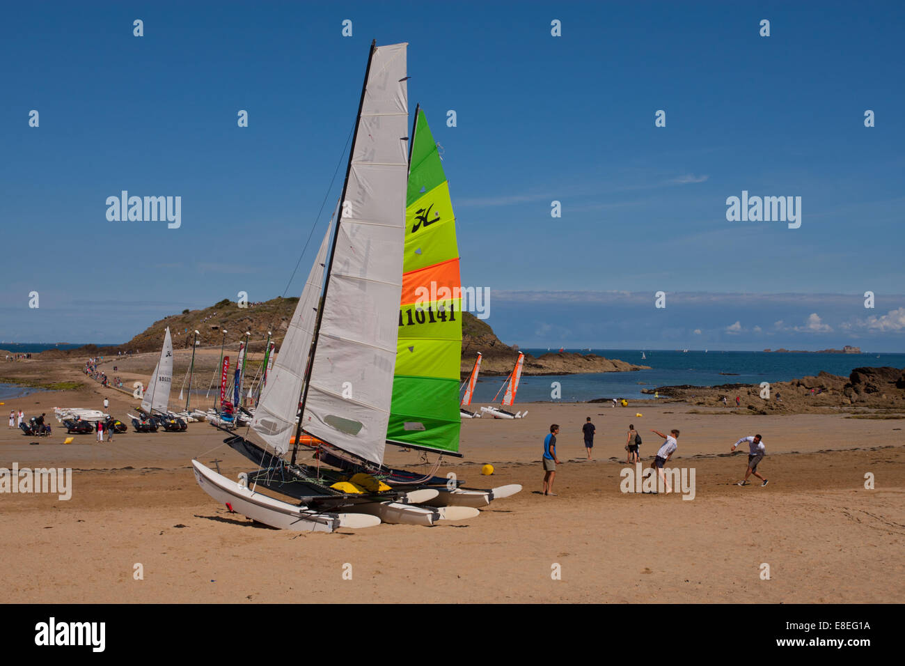 Gommoni di formazione sulla riva St Malo, in corrispondenza di una barca e corso di vela centro, Francia Foto Stock