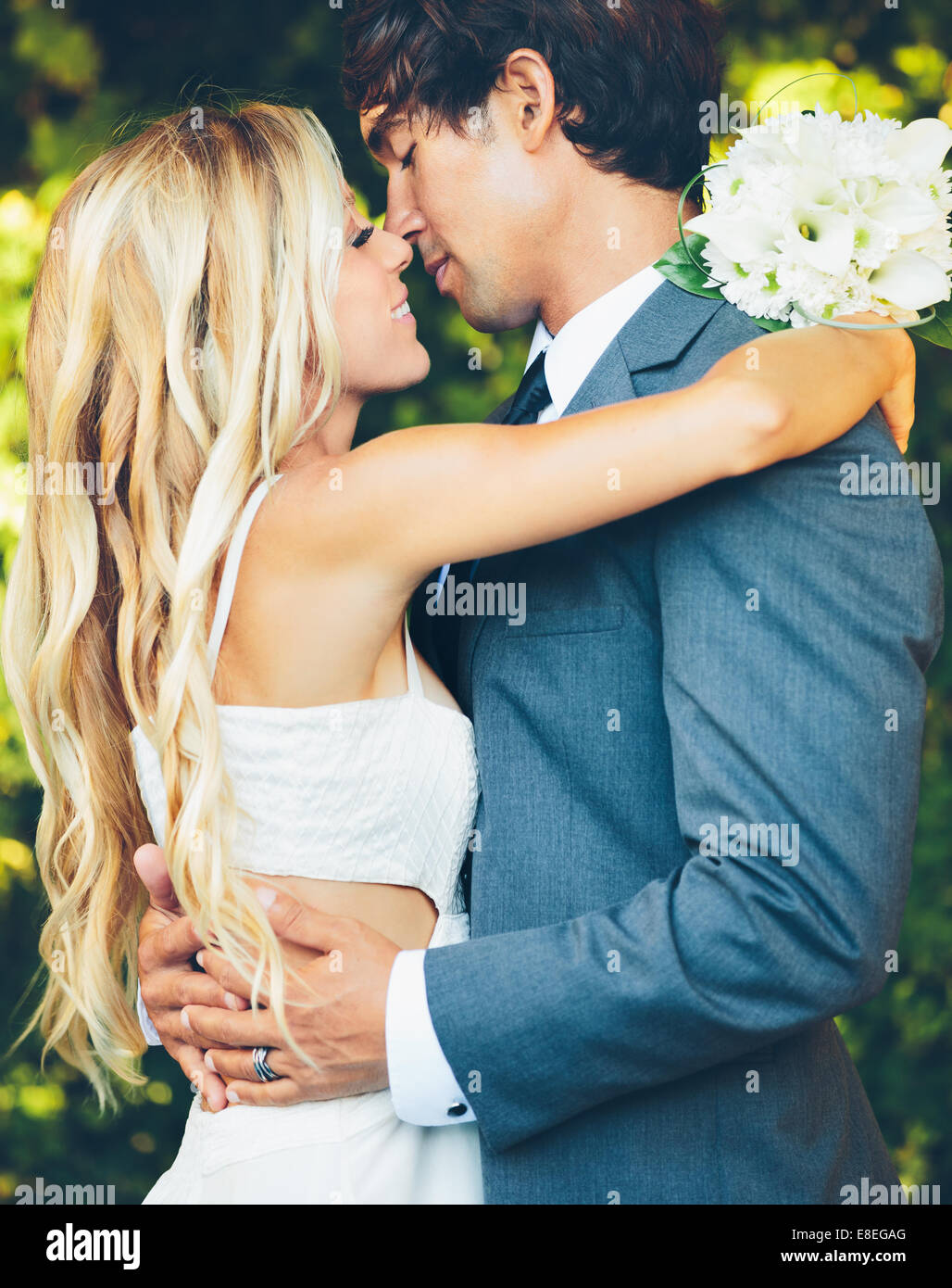 Matrimonio romantico giovane abbracciando e baciando Foto Stock