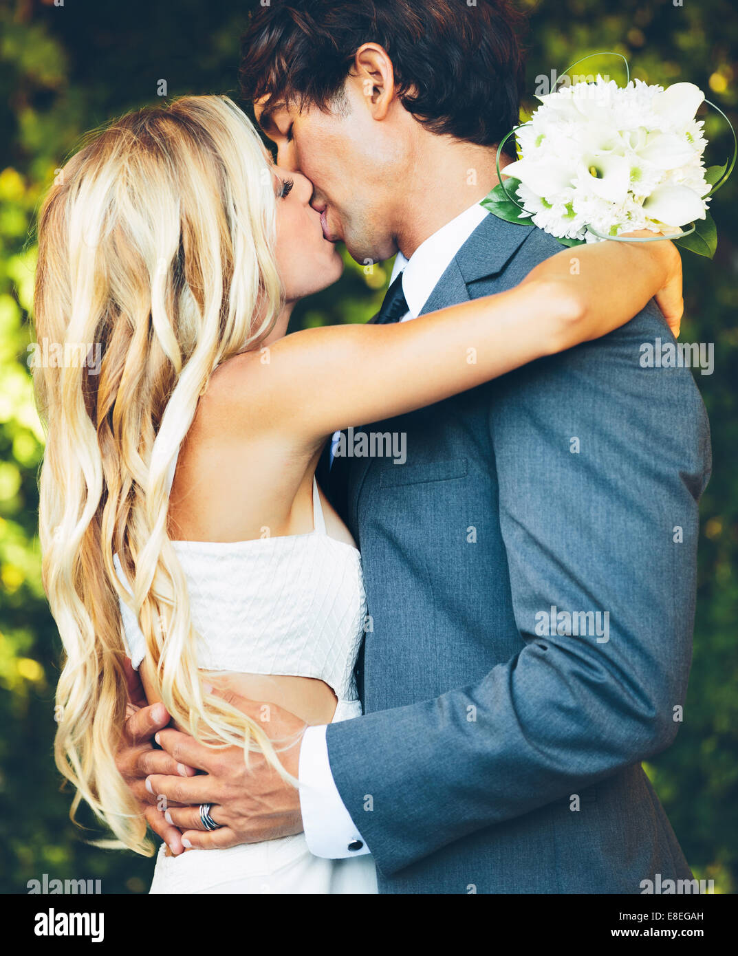 Matrimonio romantico giovane abbracciando e baciando Foto Stock