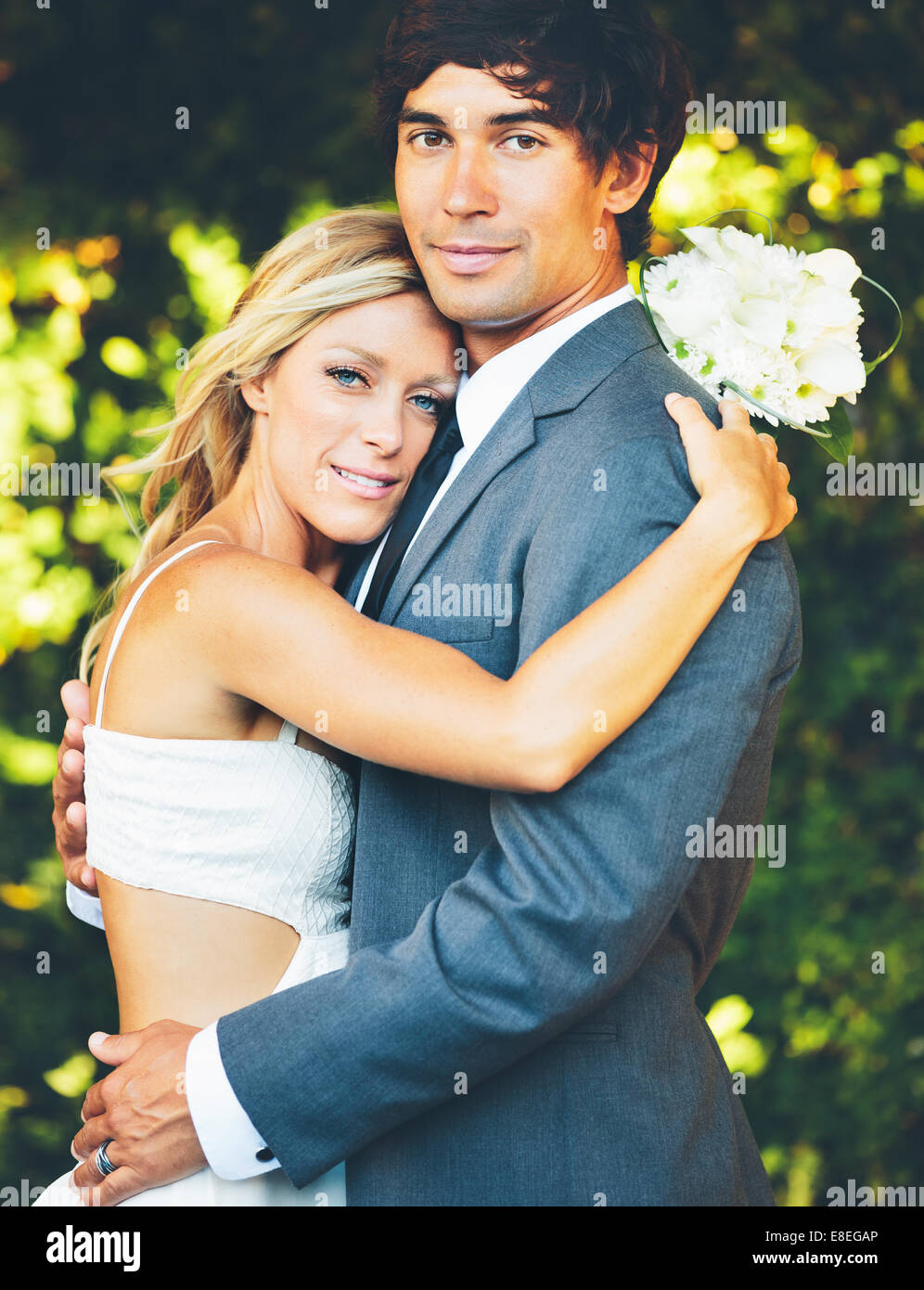 Matrimonio romantico giovane abbracciando. Gli sposi sul giorno di nozze Foto Stock