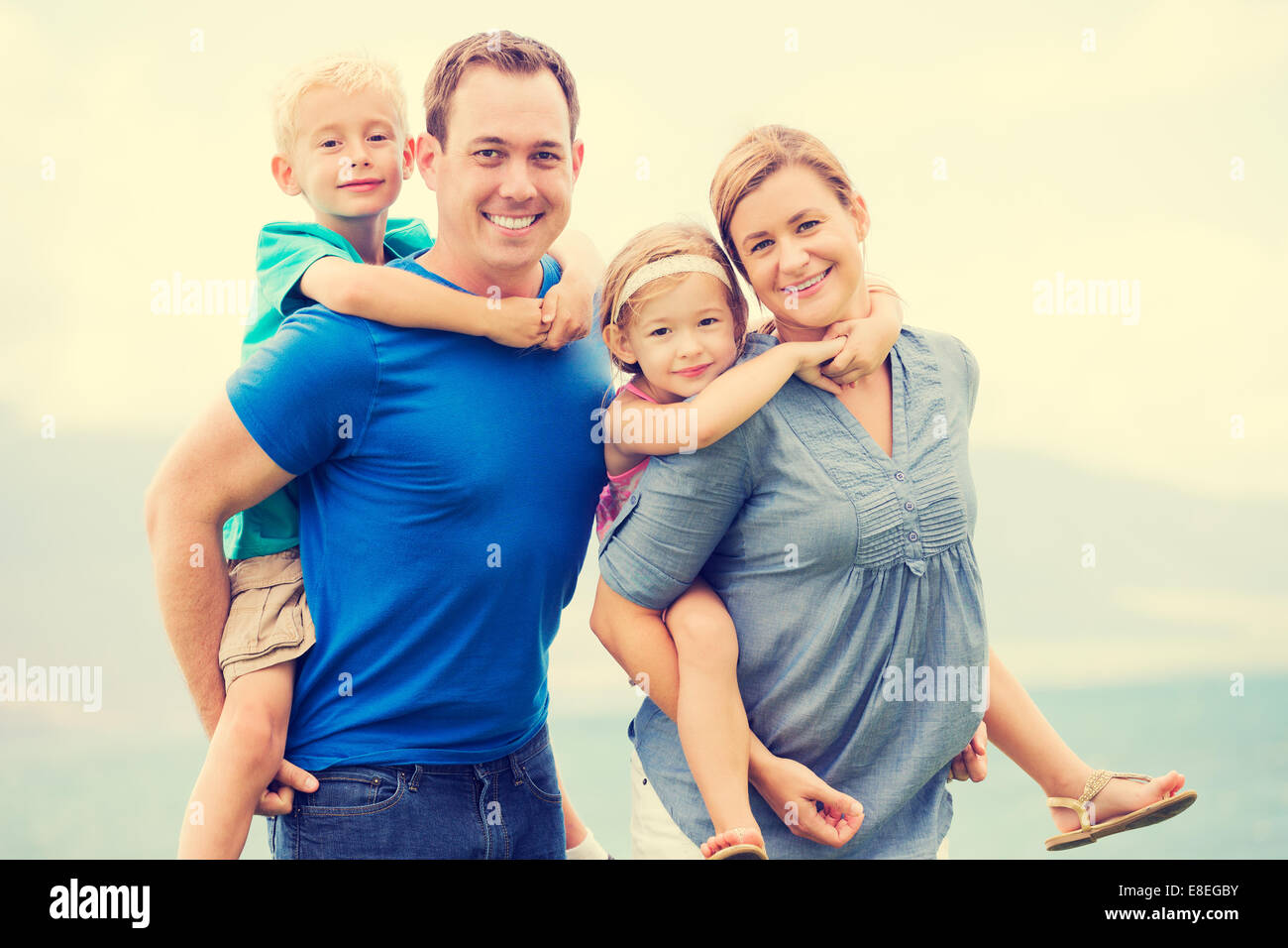 Ritratto di famiglia felice di quattro fuori Foto Stock