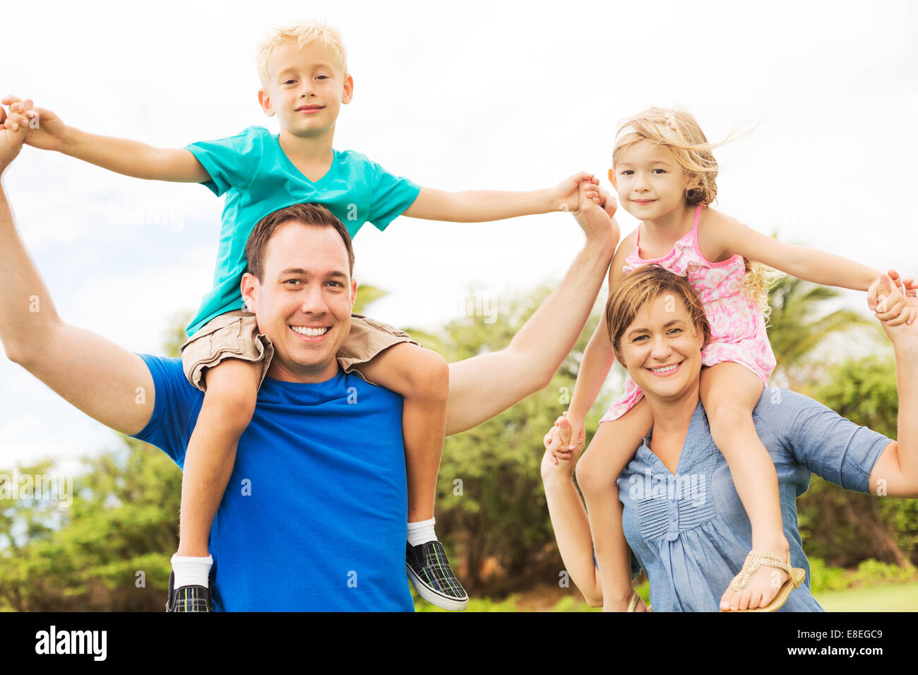 Ritratto di famiglia felice di quattro fuori a giocare Foto Stock