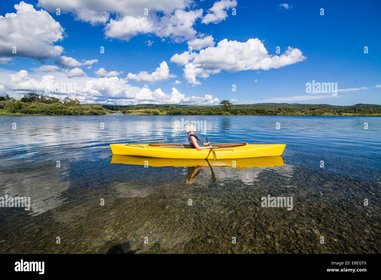 Donna rilassante su giallo kayak in natura Foto Stock