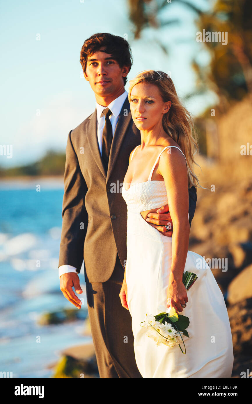 Bella coppia di nozze sulla spiaggia al tramonto Foto Stock