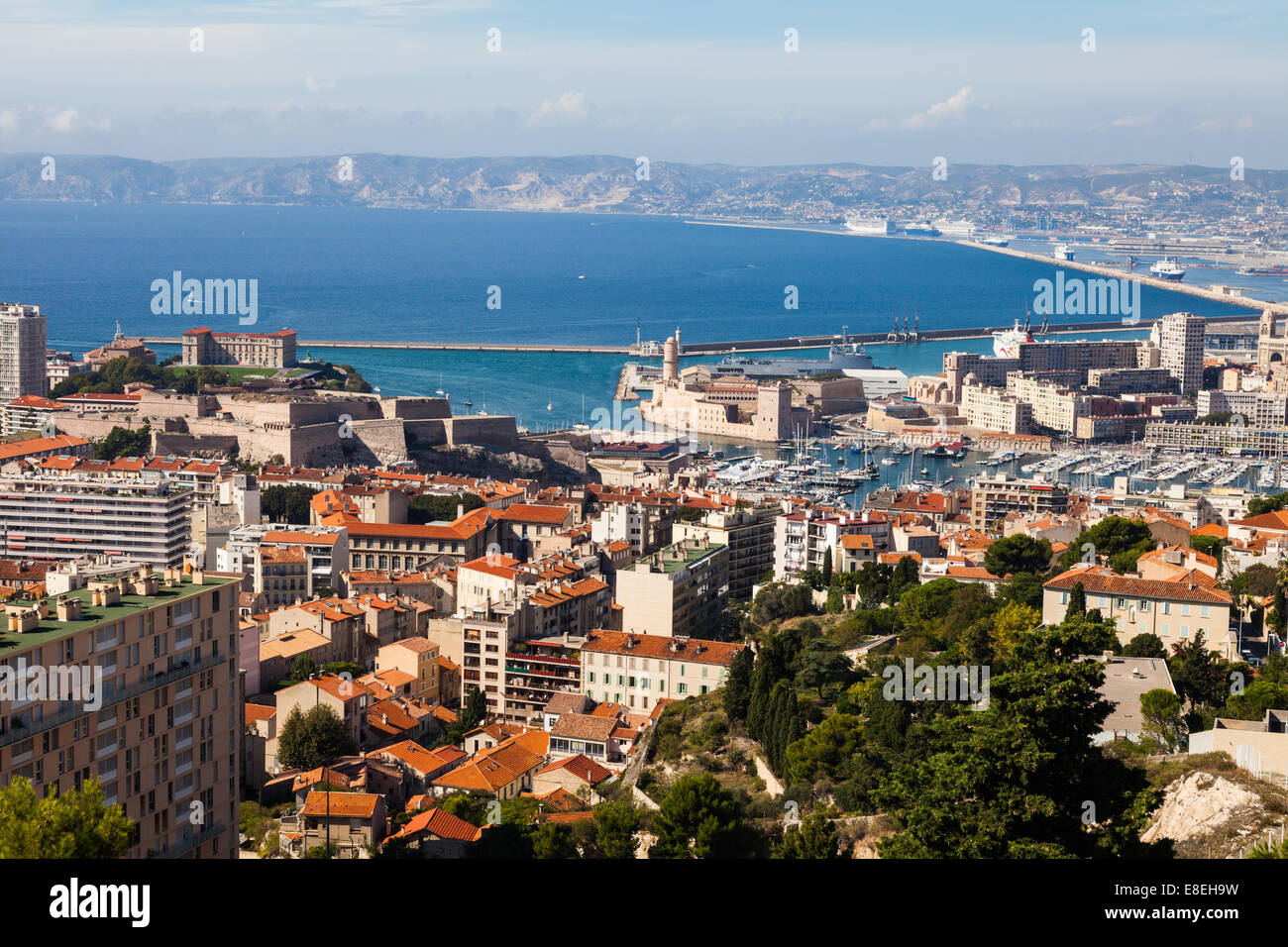 Una vista in tutta Marsiglia al commerciale docks con il vecchio porto di metà distanza Foto Stock