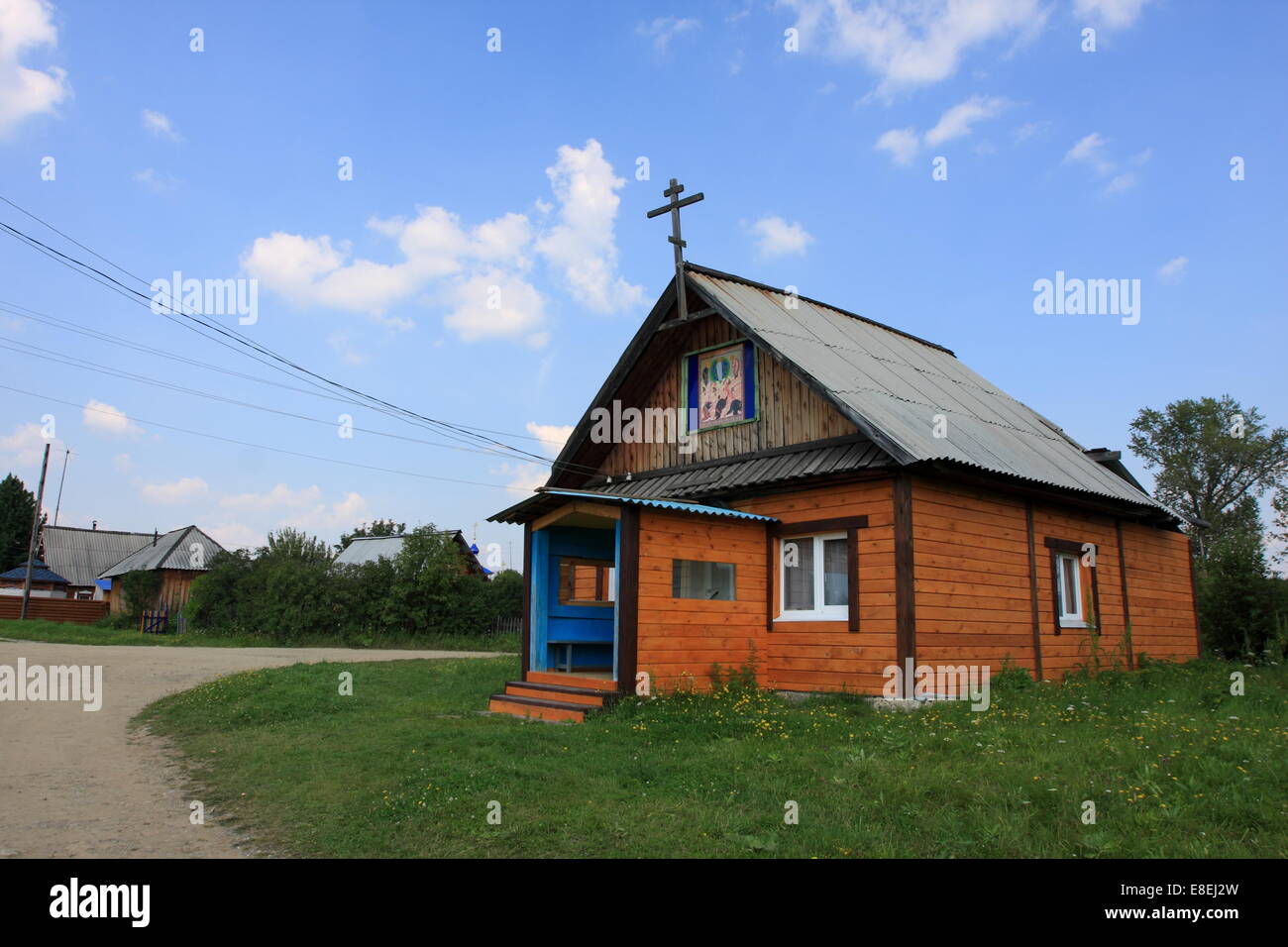 Una chiesa nel villaggio di Serbishino nei monti Urali, due ore di auto da Ekaterinburg, la terza città più grande della Russia. Foto Stock