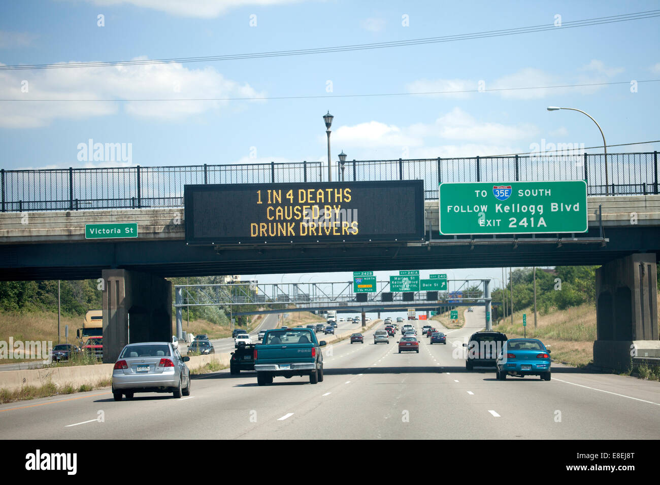 Elencando il rapporto di decessi causati da ubriachi di driver su un messaggio elettronico scheda sopra l'autostrada 94. St Paul Minnesota MN USA Foto Stock