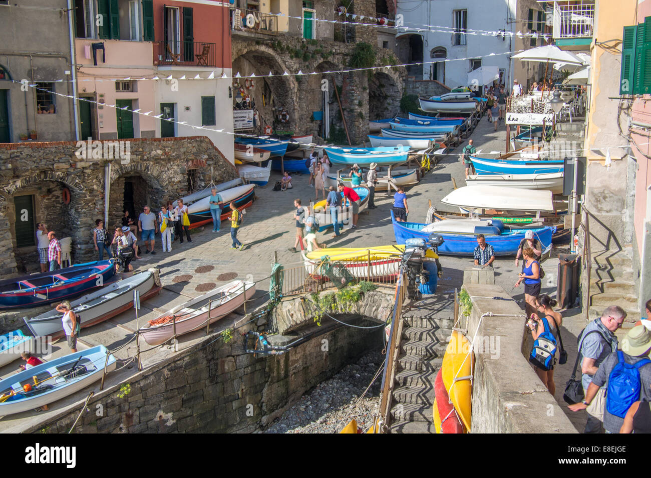 Il villaggio di pescatori di Riomaggiore, cinque Terre, Liguria, Italia. Foto Stock