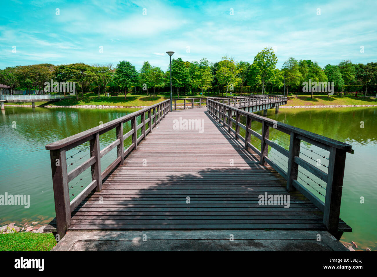 Ponte di legno per attraversare il lago in S2 City Park,Seremban 2, Malaysia Foto Stock