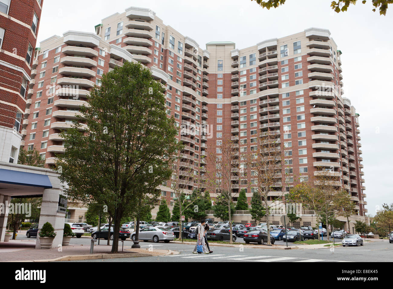 Alto edificio condominiale - quartiere di Ballston, Arlington, Virginia, Stati Uniti d'America Foto Stock