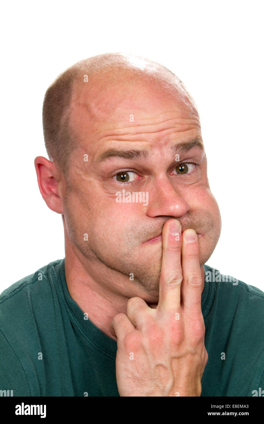 Disgustato uomo mantiene la sua bocca chiusa come egli è in procinto di vomito e passi. Foto Stock