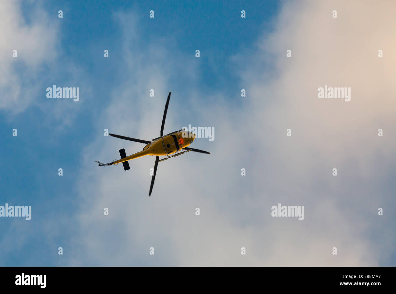 Un elicottero che vola su uno sfondo di nuvole Foto Stock
