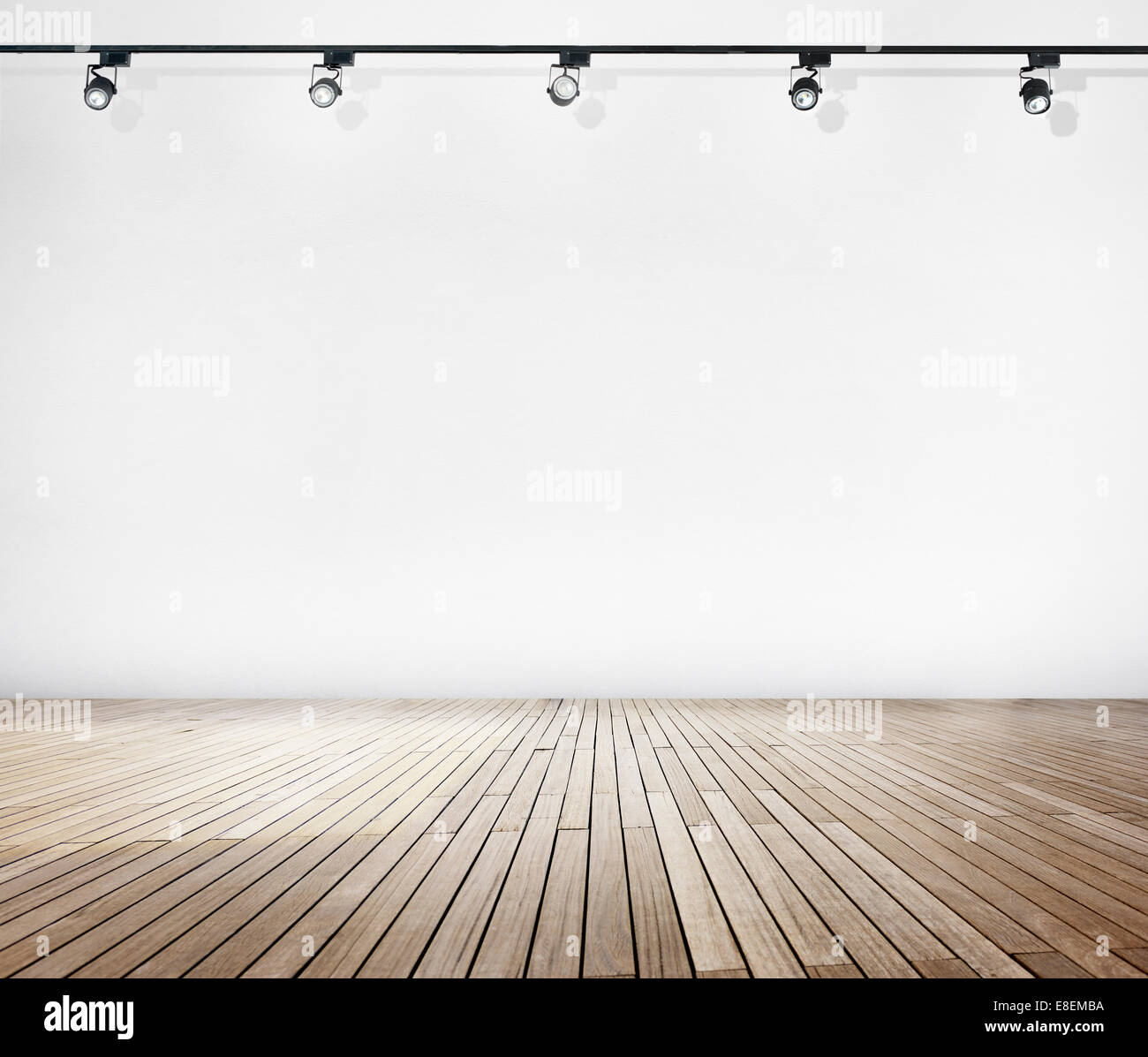 Muro Bianco e pavimento in legno con faretti Foto Stock