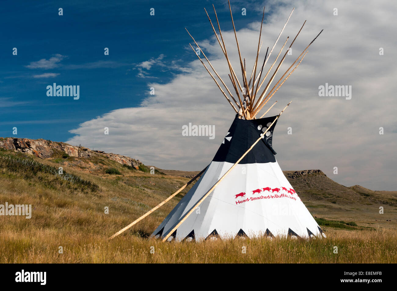 Elk203-6797 Canada, Alberta, Fort Macleod, Capo fracassato In Buffalo Jump, tende Tepee Foto Stock