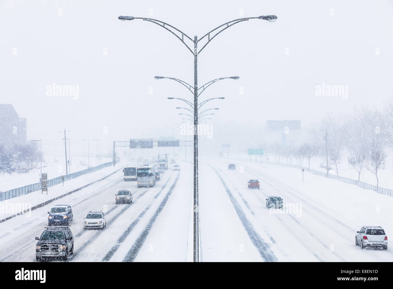 Foto simmetrica dell'autostrada Centro durante una tempesta di neve Foto Stock