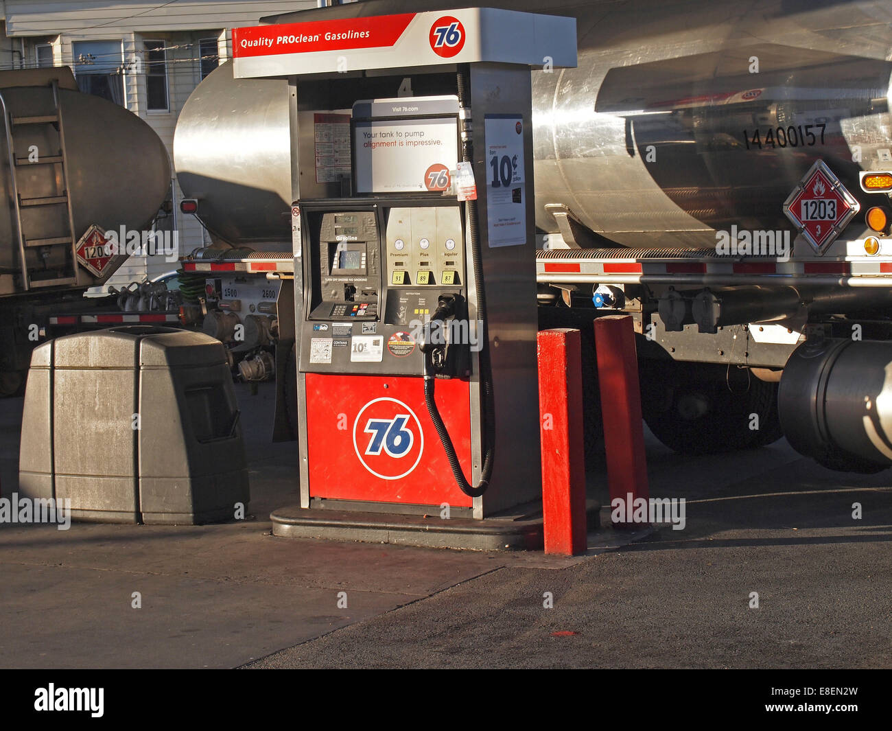 Consegna di benzina carrello in corrispondenza della stazione Foto Stock