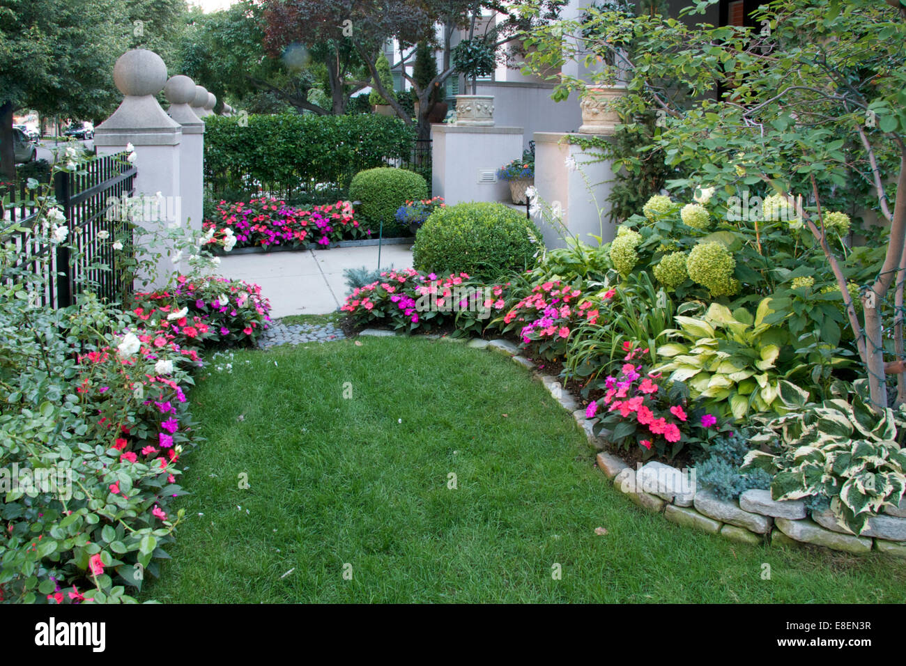 Un colorato piccolo giardino compatto Foto Stock