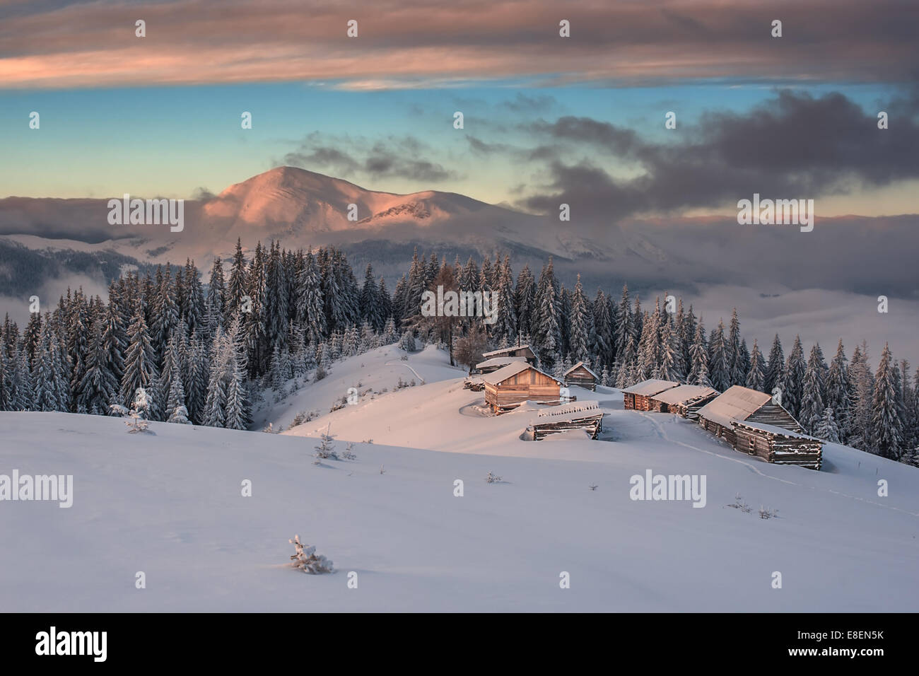 Snovy montagna nel periodo invernale Foto Stock