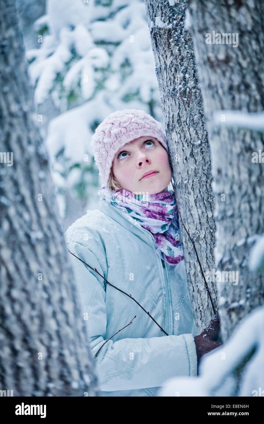 Calma la donna nella foresta in ascolto di ciò che madre natura ha da dire Foto Stock