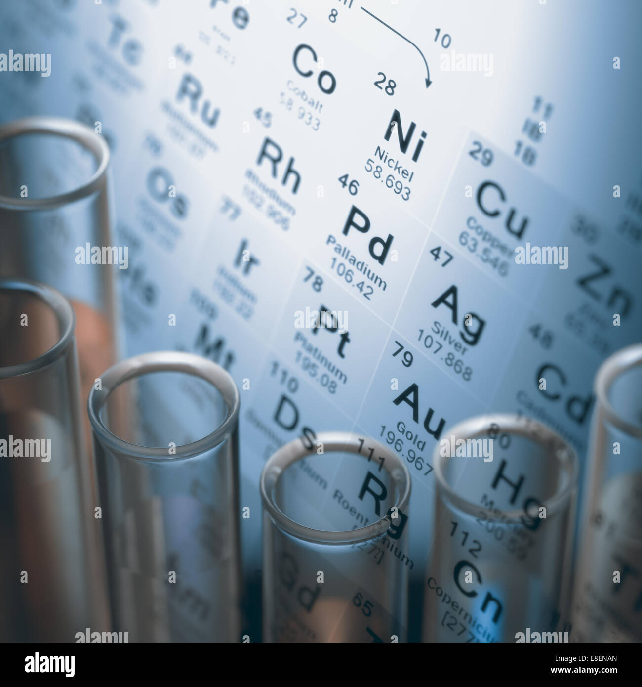 Provette con elementi chimici all'interno e la tavola periodica in background. Foto Stock