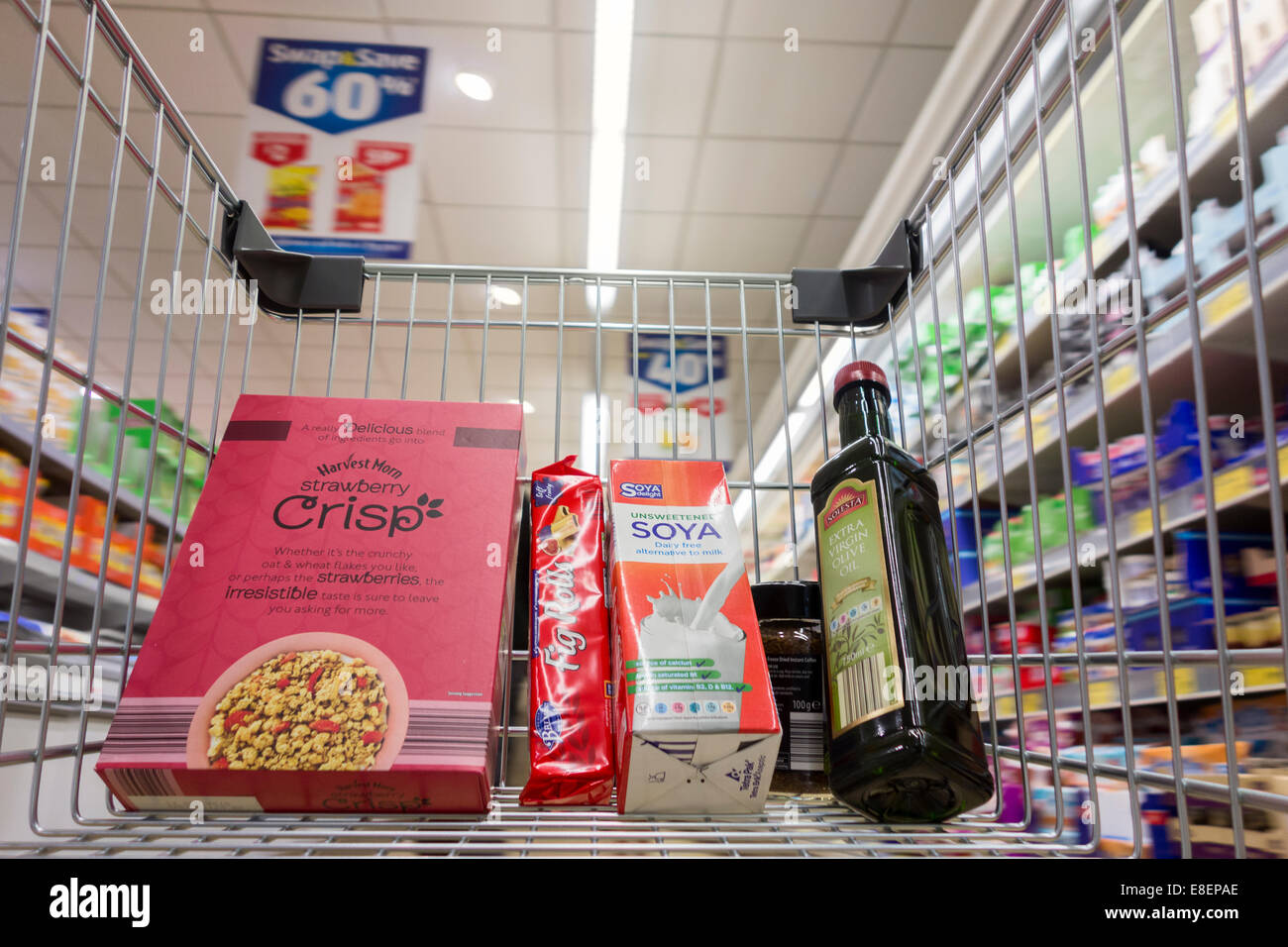 Carrello della spesa nel supermercato Aldi. Inghilterra, Regno Unito Foto Stock