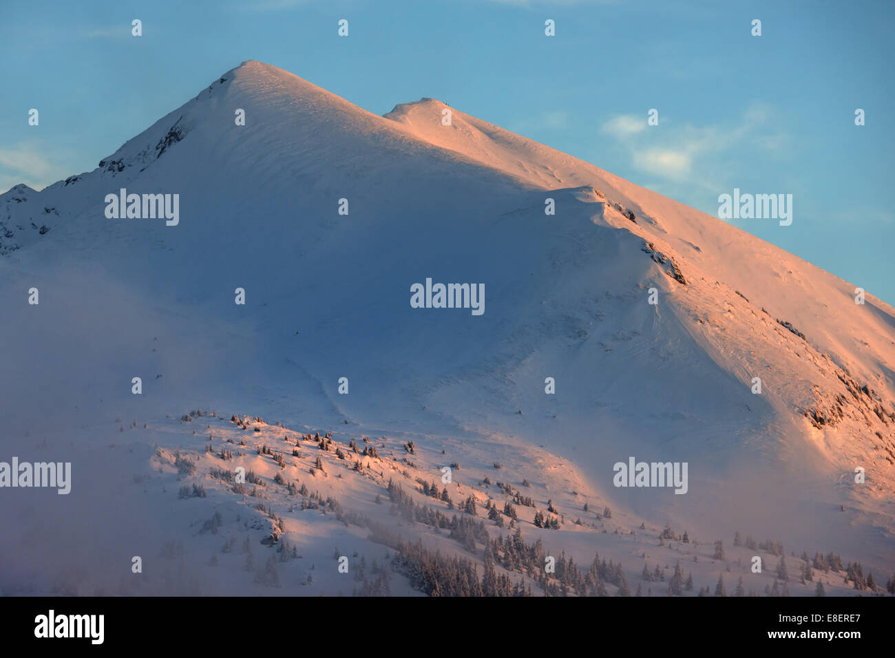 Snovy montagna nel periodo invernale Foto Stock
