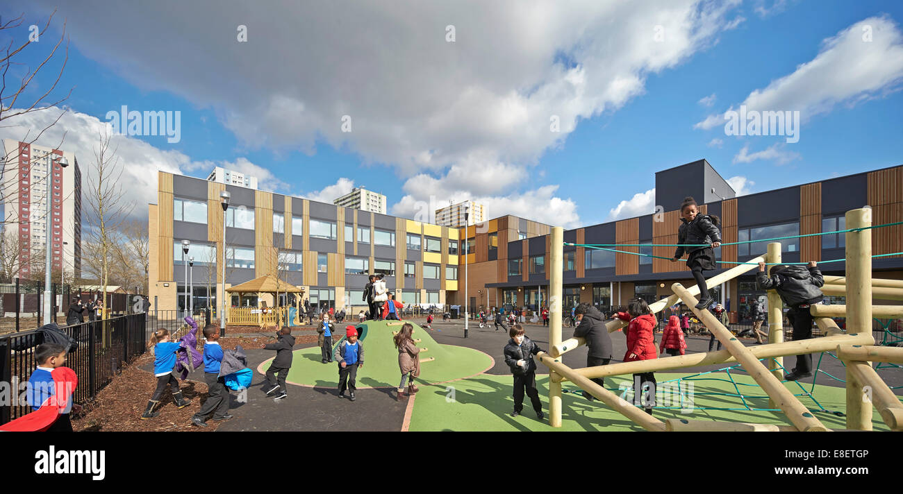 Oasis Academy Hadley, Enfield, Regno Unito. Architetto: John McAslan & Partners, 2013. Schoolyard Campus con parco giochi per c Foto Stock