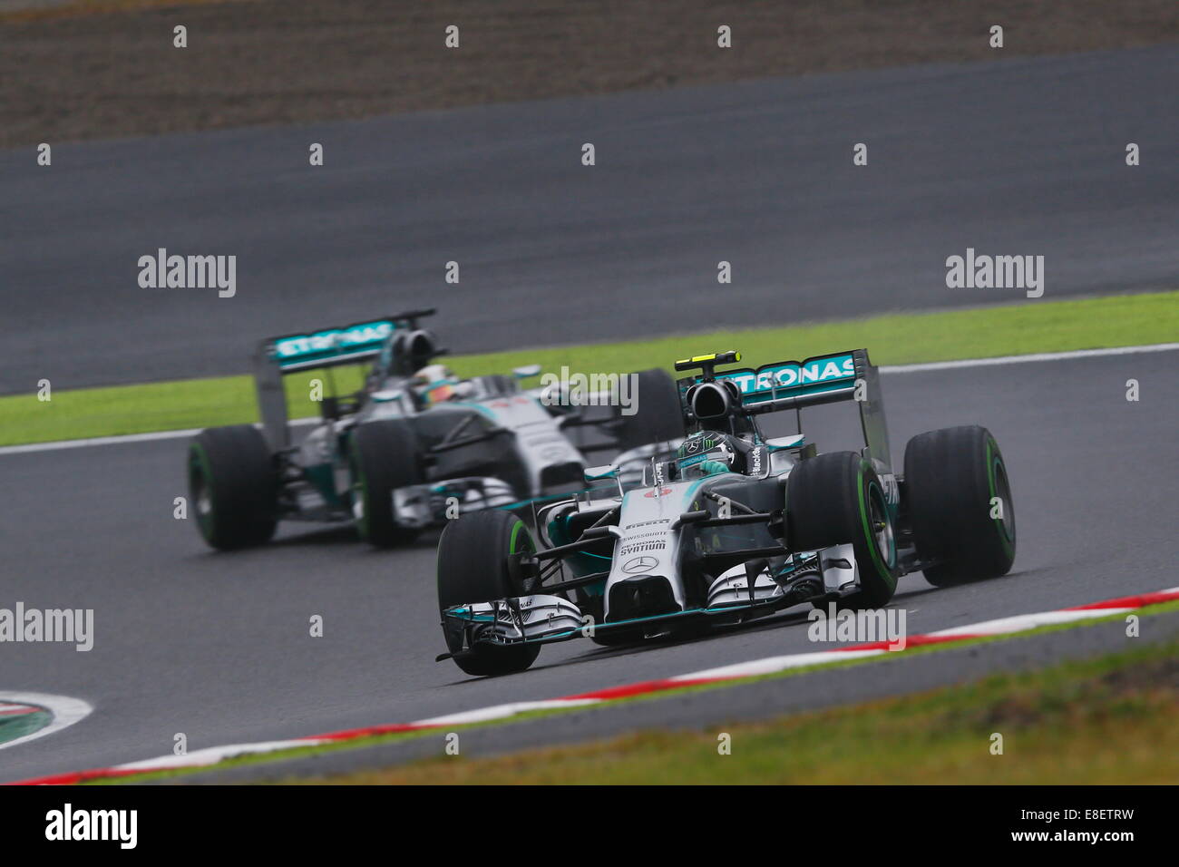 Nico Rosberg, GER, davanti a Lewis Hamilton, entrambi del team Mercedes-AMG-Petronas di Formula Uno, Mercedes F1 W05, M-B PU106A-ibrido, Suzuka, in Giappone, 05.10.2014, Formula una gara di F1, Giappone Grand Prix, Grosser Preis, GP du Japon, Motorsport, foto di: Sho TAMURA/AFLO SPORT GERMANIA FUORI Foto Stock