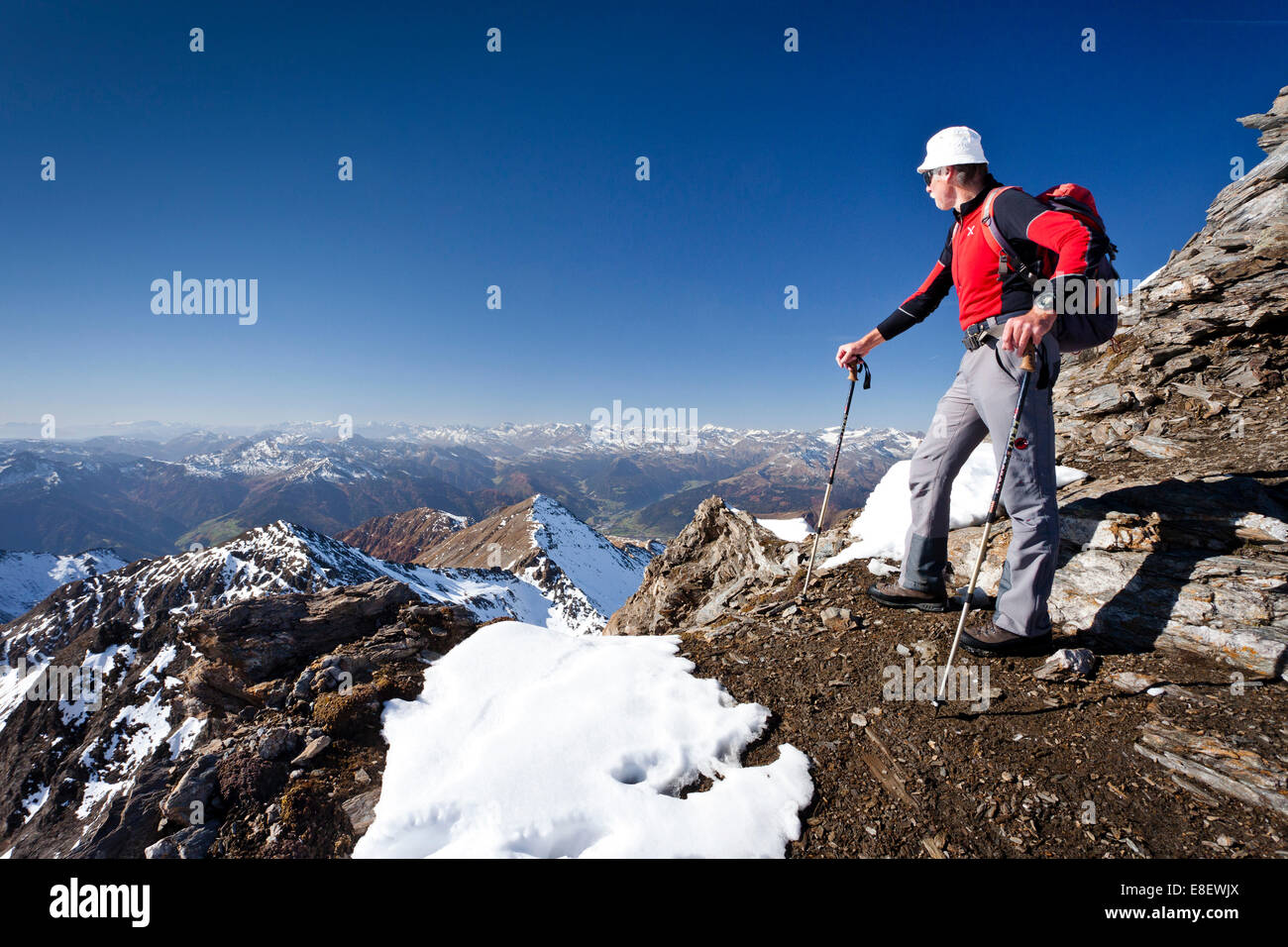 Scalatore sulla cresta del vertice del Wilde Kreuzspitze in Pfunderer montagne, dietro la valle Wipptal, Valle Isarco Foto Stock