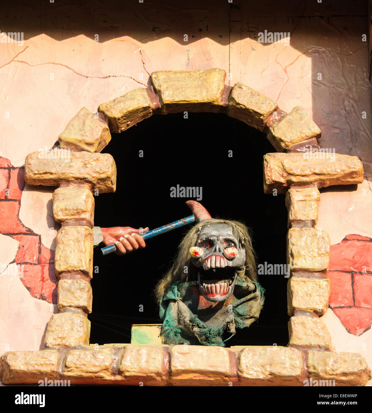 Zombie la figura di un tormentato castello, Oktoberfest Theresienwiese, Monaco di Baviera, Baviera, Baviera, Germania Foto Stock