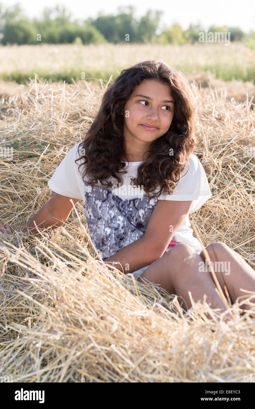 Teen ragazza con ricci capelli scuri sulla natura Foto Stock