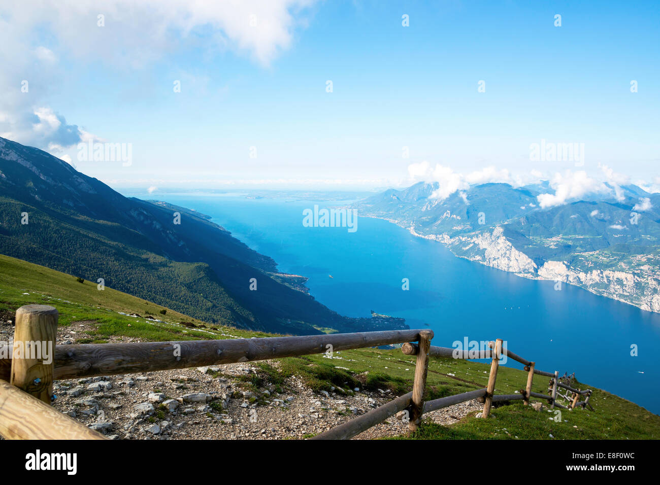 Una vista guardando a sud oltre il Lago di Garda dalla cima del Monte Baldo Foto Stock